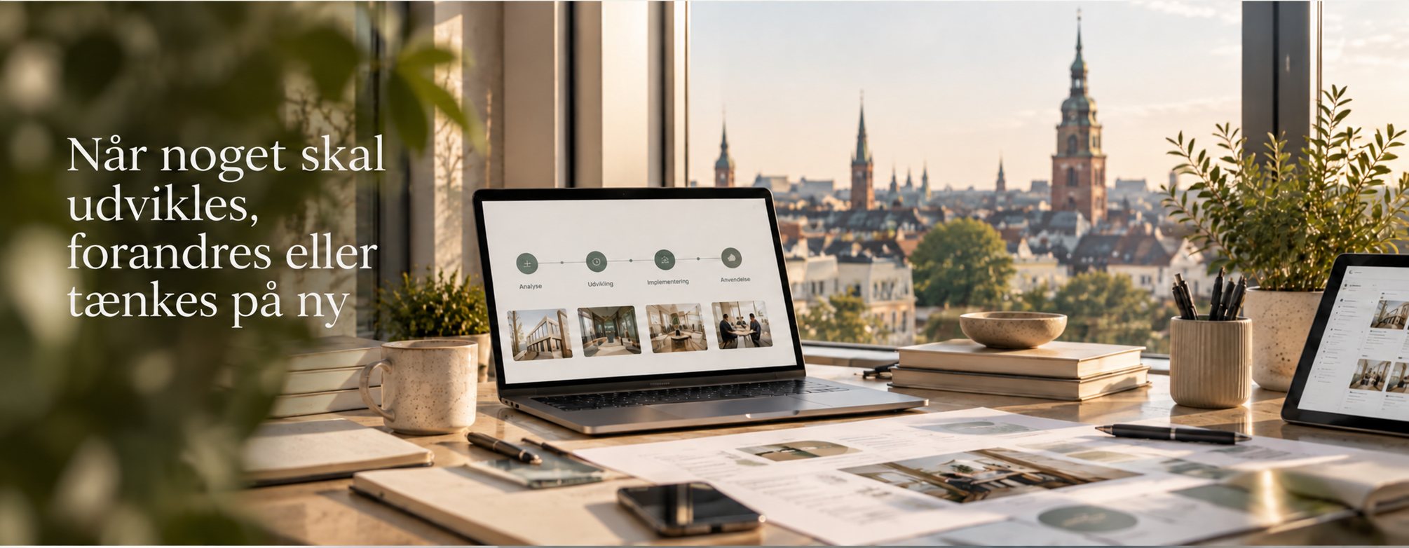 Skrivebord med laptop og udsigt over København